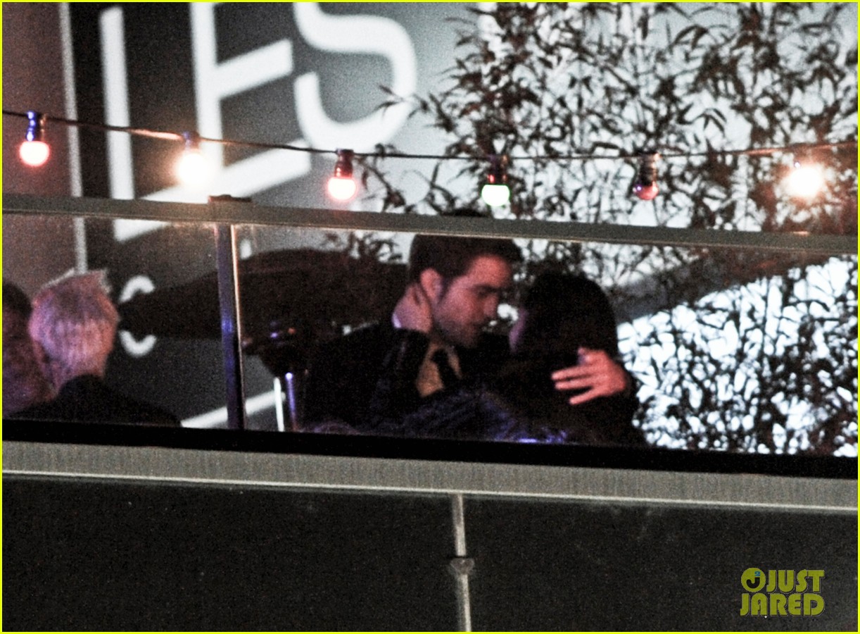 Robert Pattinson & Kristen Stewart Kiss at Cannes Film Festival Photo(01)