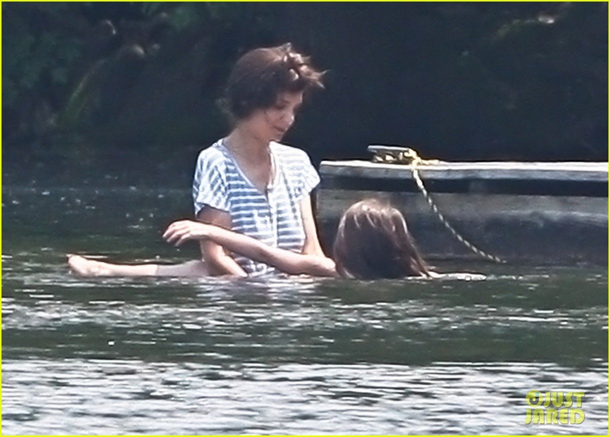 Katie Holmes & Suri Swimming on 'Seagull' Set Photo 2668202