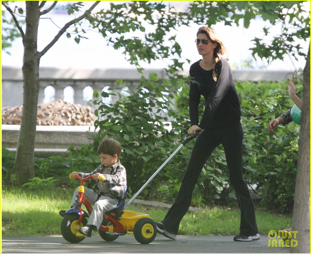 Gisele Bundchen: Pregnant Stroll with Benjamin!: Photo 2672715 ...