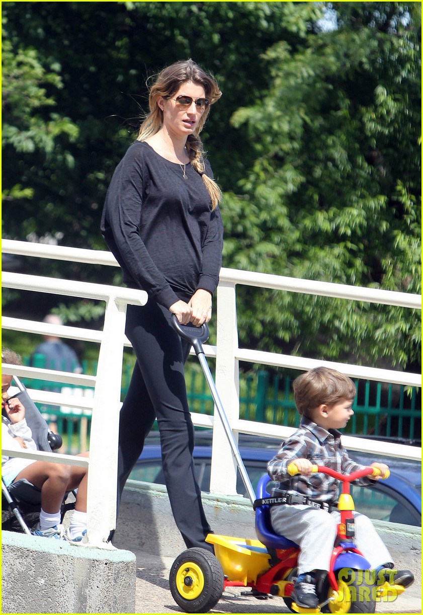 Gisele Bundchen: Pregnant Stroll with Benjamin!: Photo 2672719 ...