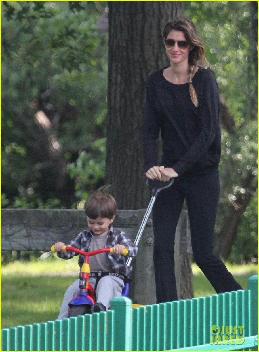Gisele Bundchen: Pregnant Stroll with Benjamin!: Photo 2672724 ...