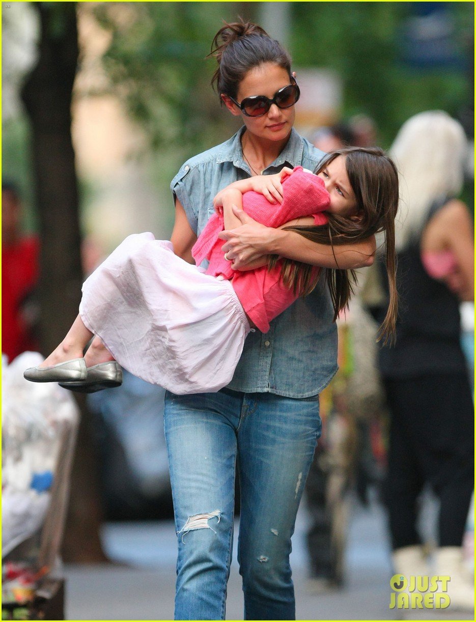 Katie Holmes & Suri Monday Afternoon Stroll Photo 2679473 Celebrity(02)