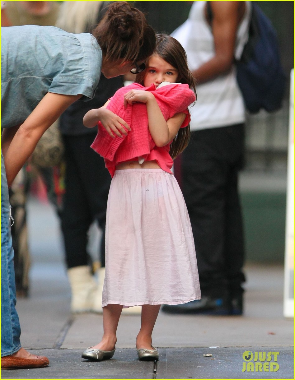 Katie Holmes & Suri Monday Afternoon Stroll Photo 2679478 Celebrity