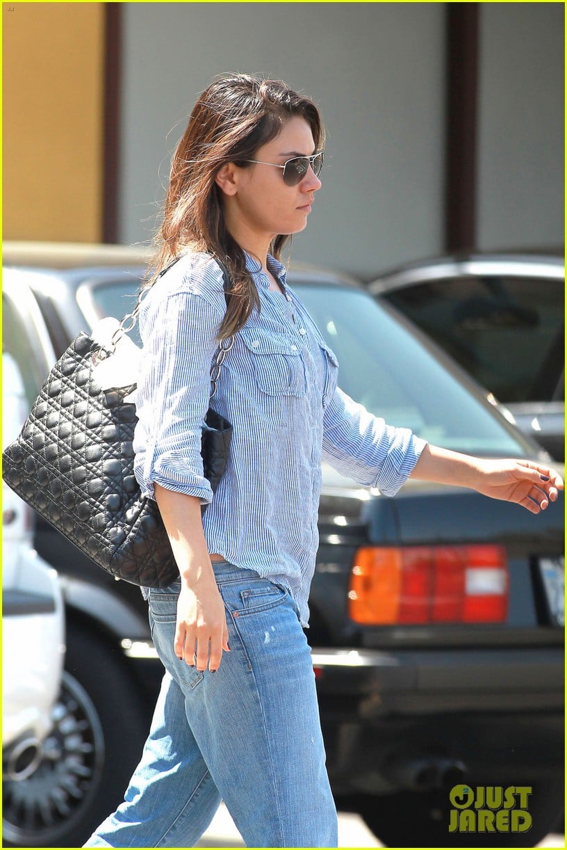 Mila Kunis: Green Nail Salon Stop!: Photo 2669540 | Mila Kunis Pictures