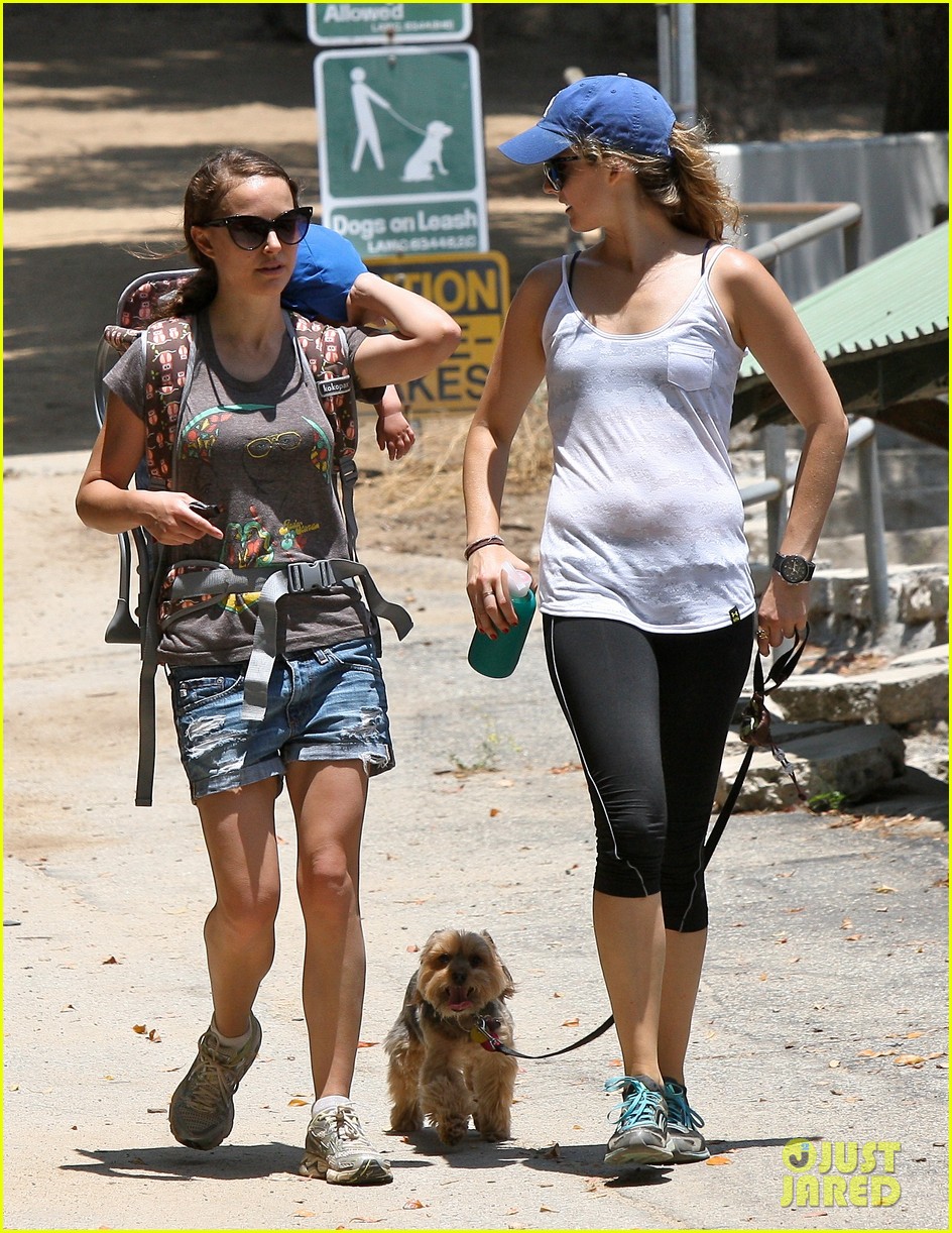 Photo natalie portman hike aleph 01 Photo 2669796 Just Jared(02)