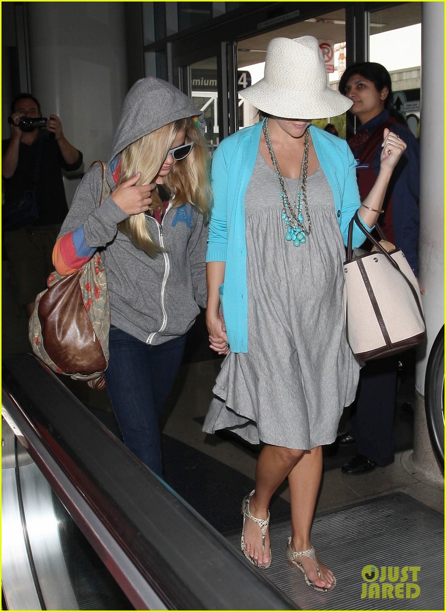 Reese Witherspoon LAX Airport with Ava Photo 2676018 Ava Phillippe