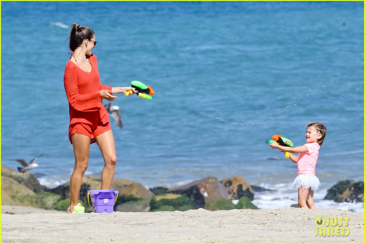Alessandra Ambrosio & Anja's Day at the Beach! Photo 2684301(02)