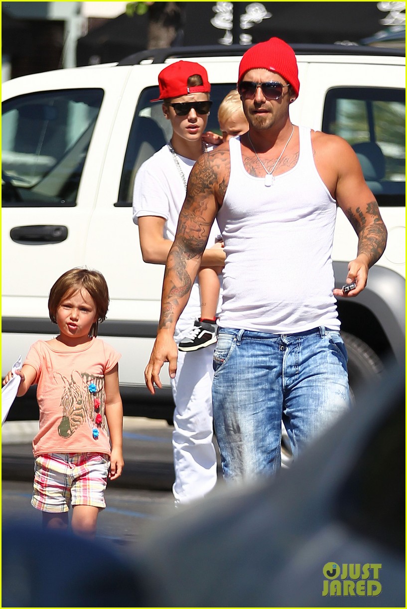 Justin Bieber King's Fish House with Dad and Siblings! Photo 2694705