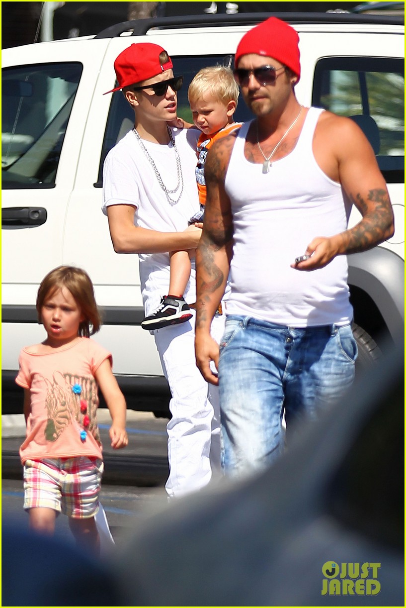 Justin Bieber King's Fish House with Dad and Siblings! Photo 2694708