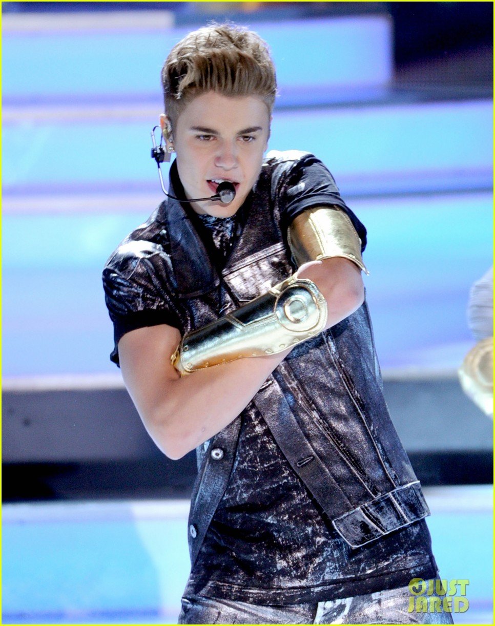 Justin Bieber Performs at Teen Choice Awards 2012 Photo 2690788