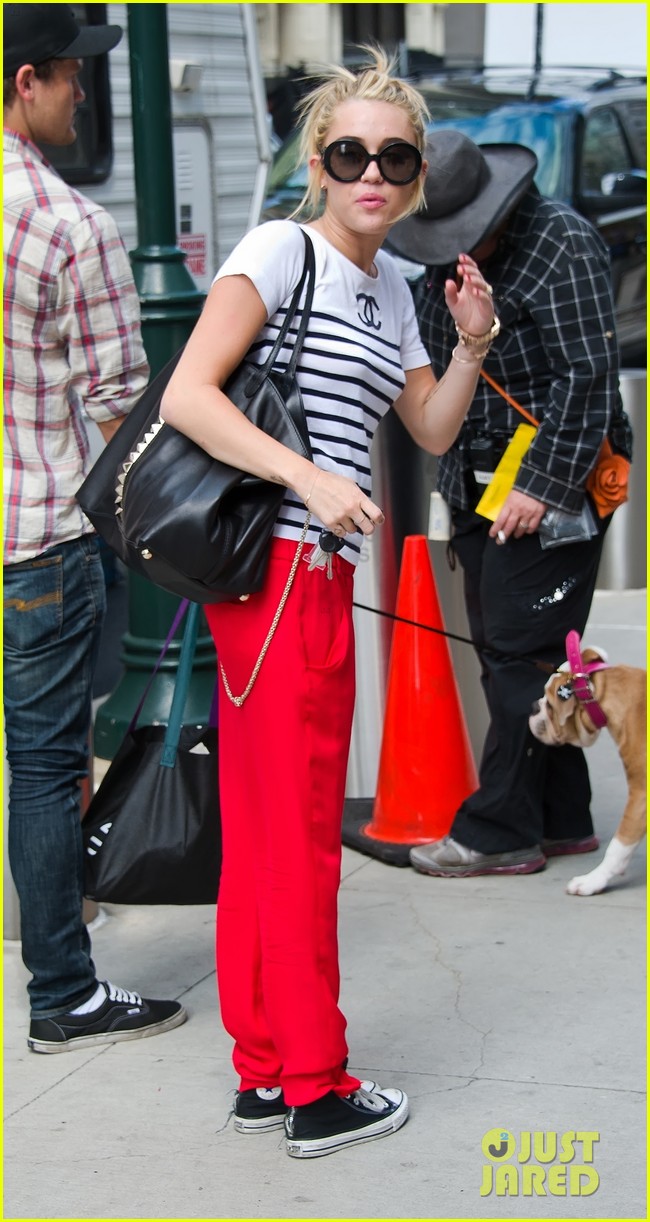 Miley Cyrus Visits Liam Hemsworth on 'Paranoia' Set! Photo 2690294