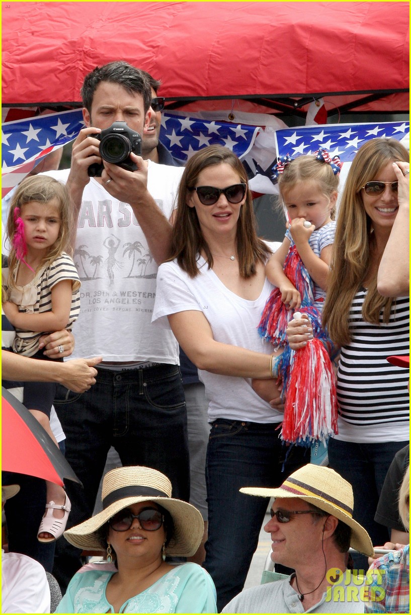 Jennifer Garner & Ben Affleck 4th of July Party with Samuel! Photo(01)
