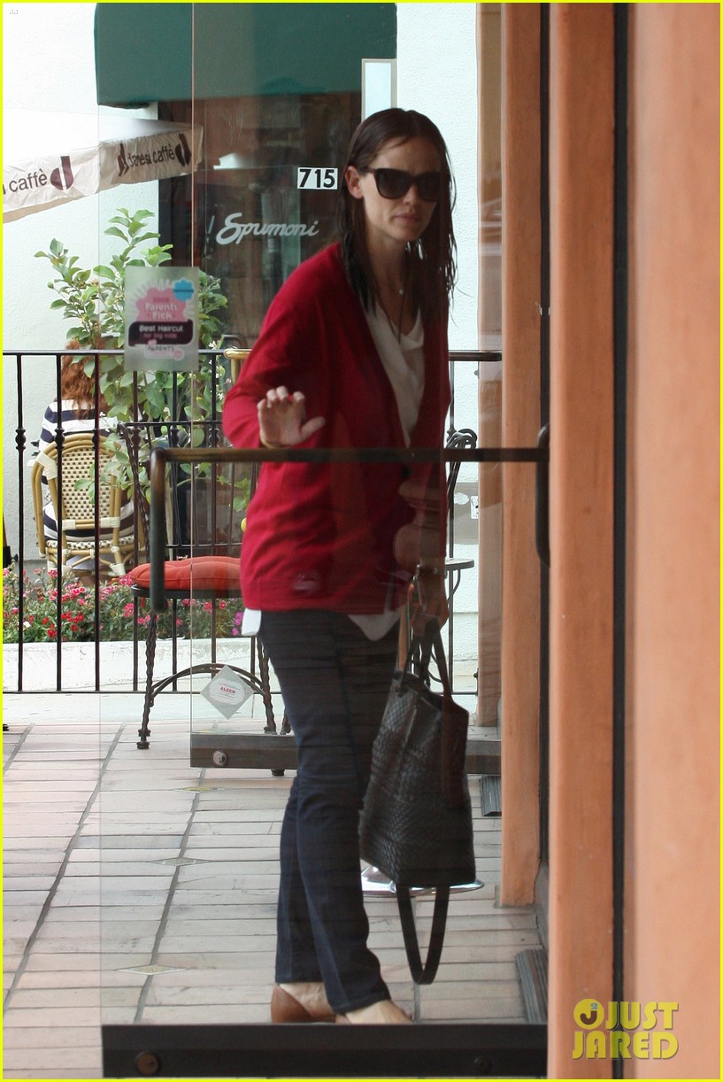 Photo jennifer garner seraphina salon stop 05 Photo 2684012 Just