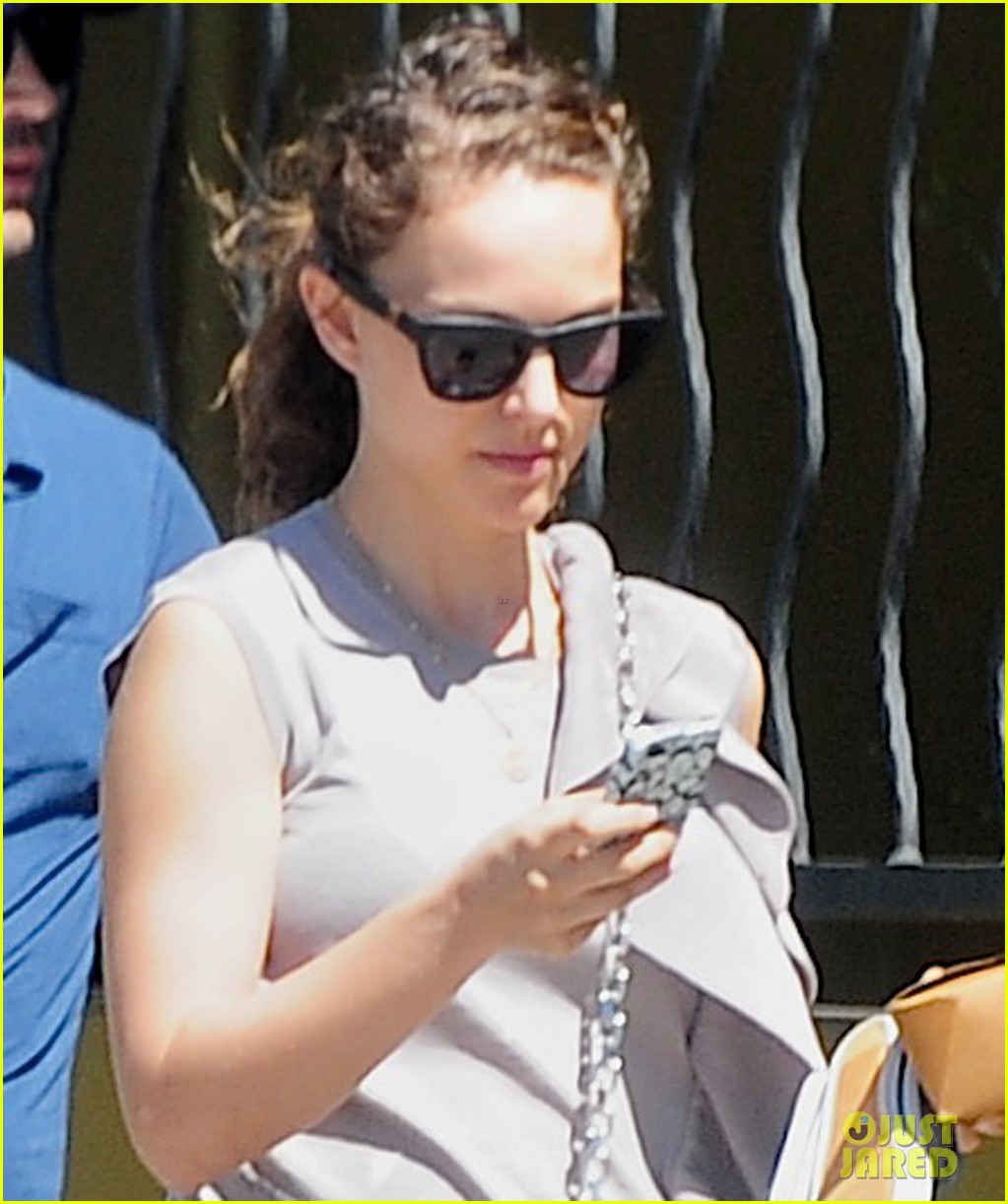 Natalie Portman Square One Lunch with the Family! Photo 2681942