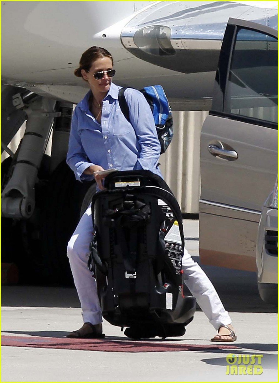 Julia Roberts Boards Private Jet with the Family! Photo 2684481