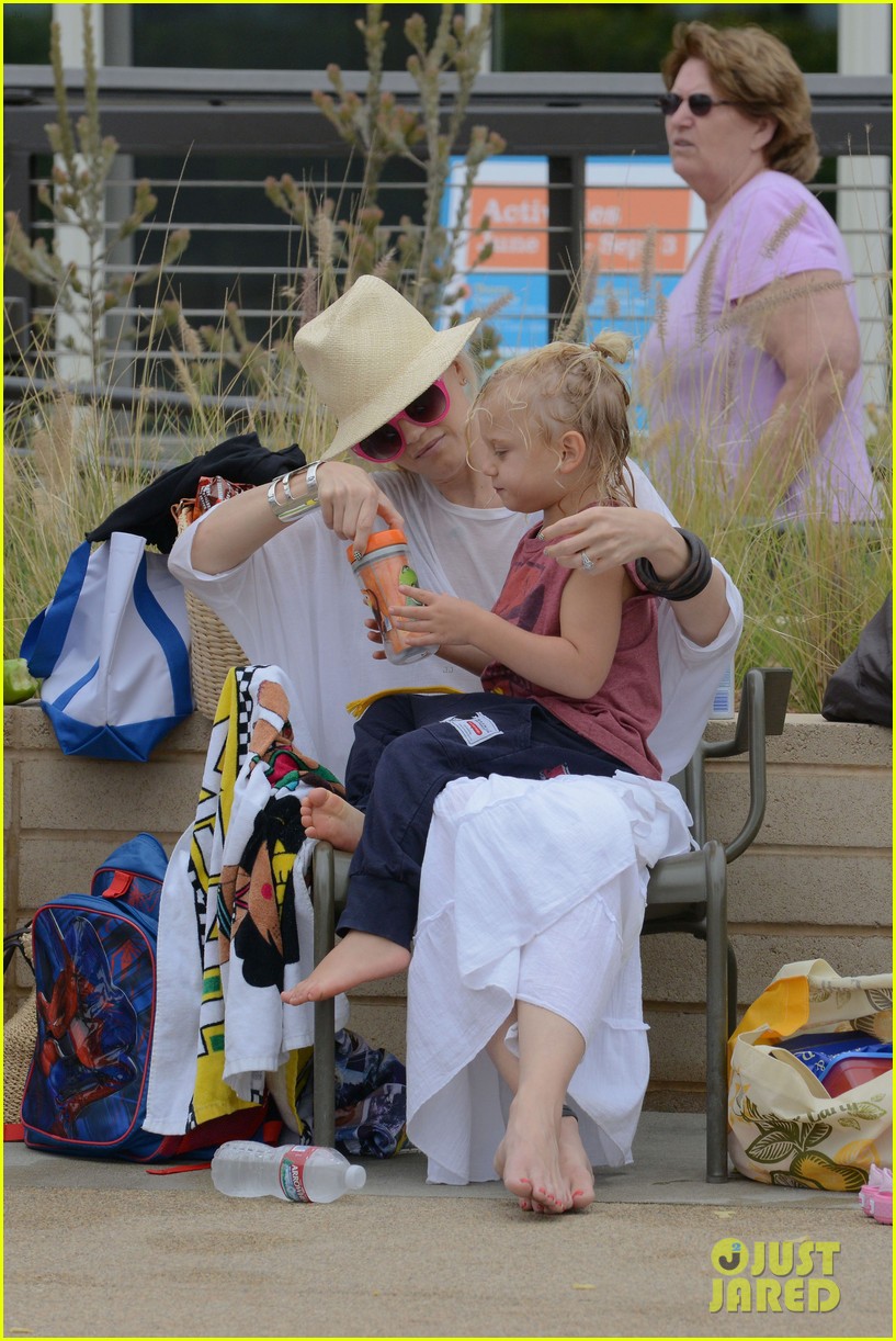 No Doubt: Weekend Beach Trip with the Kids!: Photo 2688120 | Celebrity