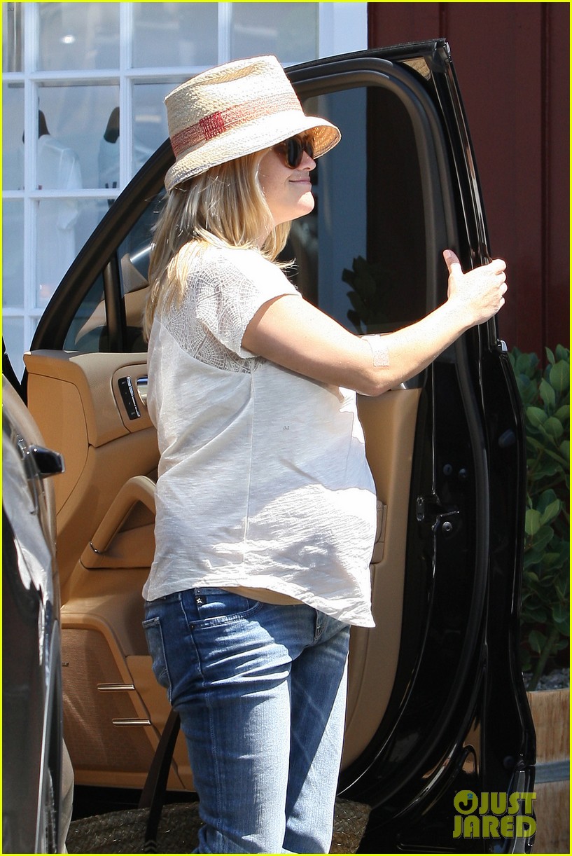 Reese Witherspoon: Brentwood Country Mart Baby Bump!: Photo 2692723