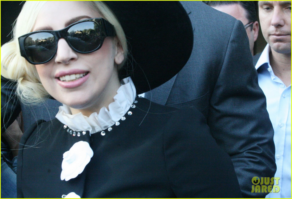 леди гага фильмография. леди гага с охраной. телохранитель леди гаги питер. леди гага в яйце. охранник леди гаги.