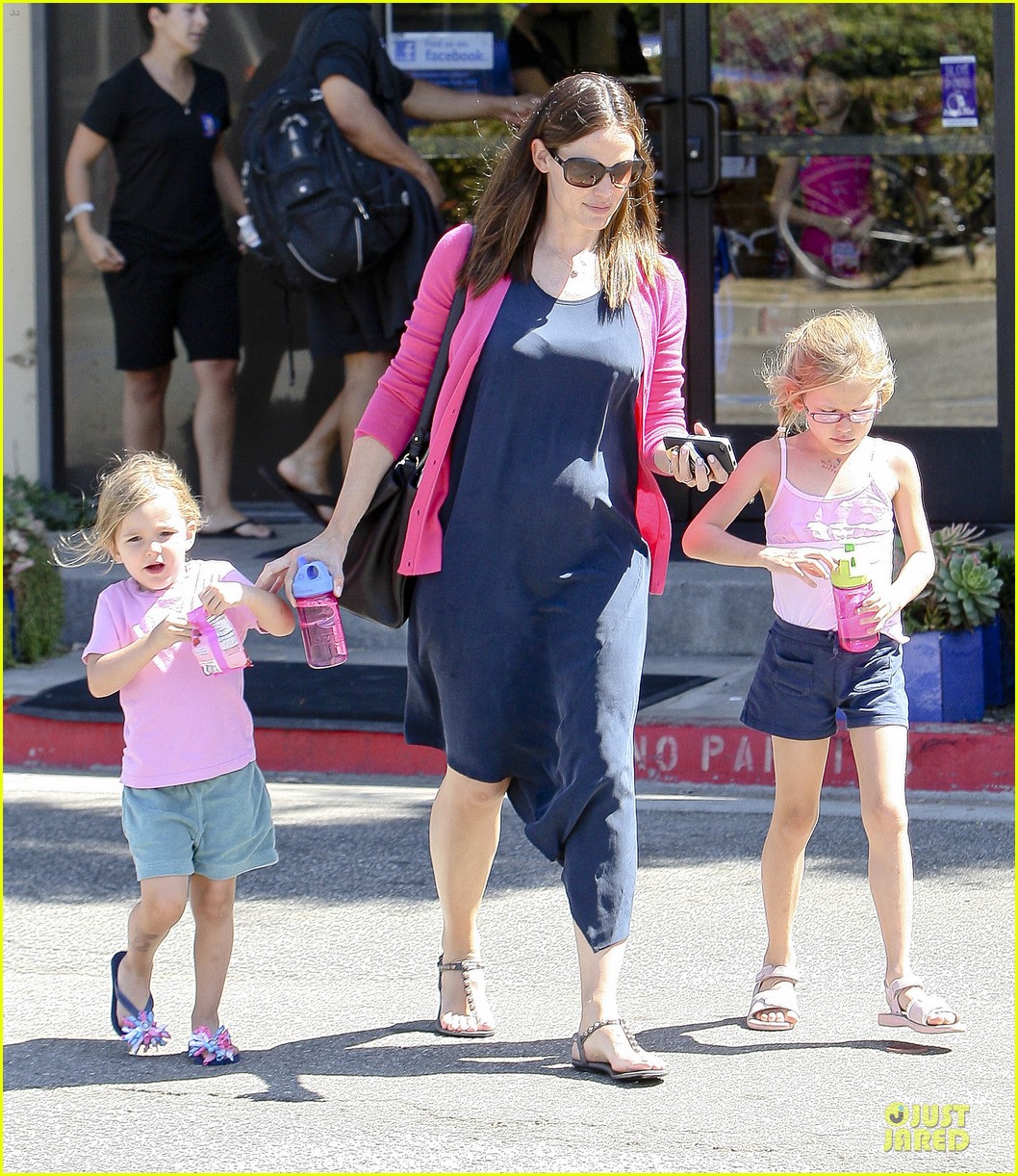 Jennifer Garner Gymnastics with Violet and Seraphina! Photo 2710170