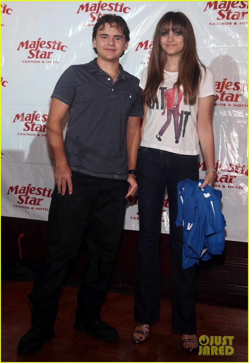 Michael Jackson's Kids Visit His Hometown on 54th Birthday Photo(01)