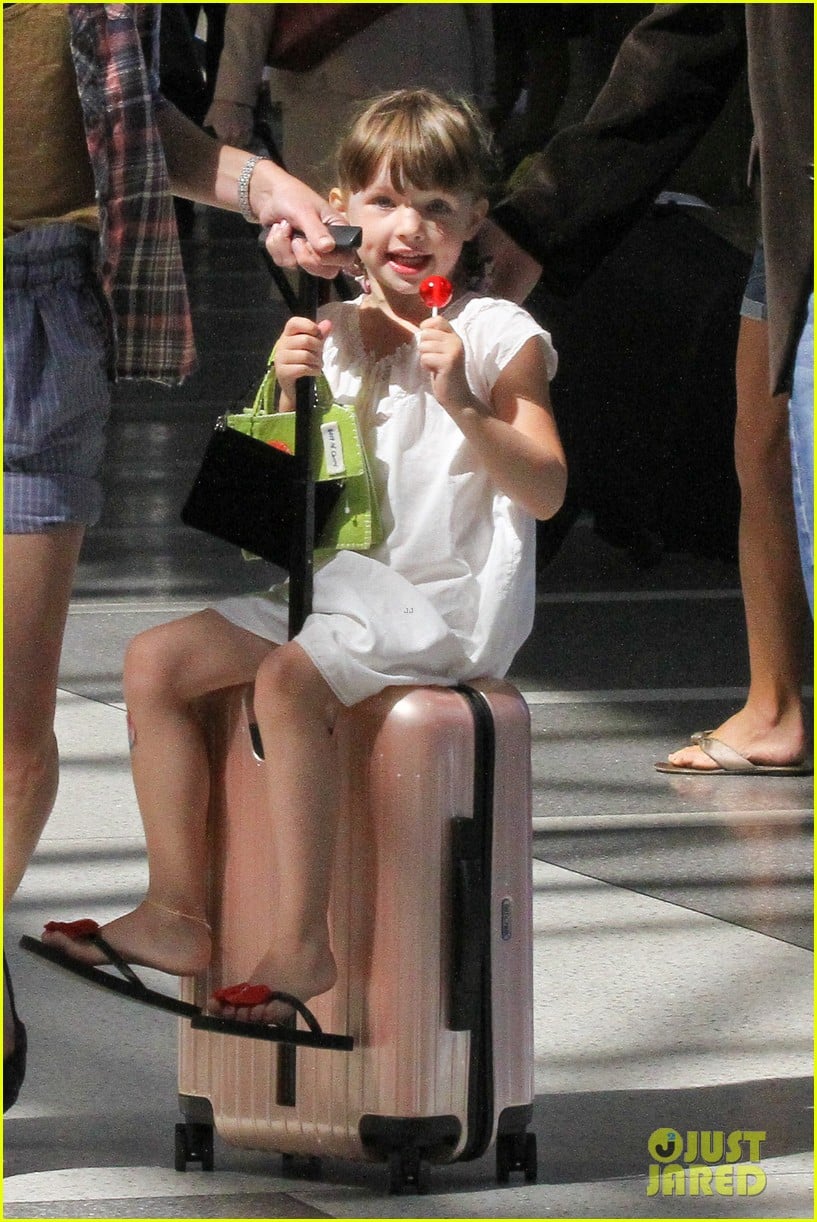 Milla Jovovich Wheels Ever Through the Airport Photo 2709725 Ever(01)