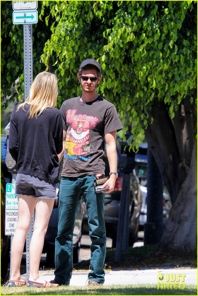 Emma Stone &amp; Andrew Garfield Burgers &amp; Books! Photo