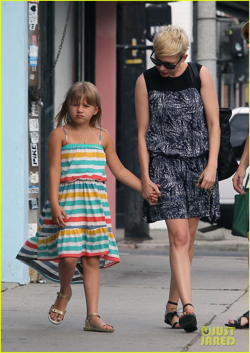 Michelle Williams Glasses Shopping with Matilda! Photo 2703387
