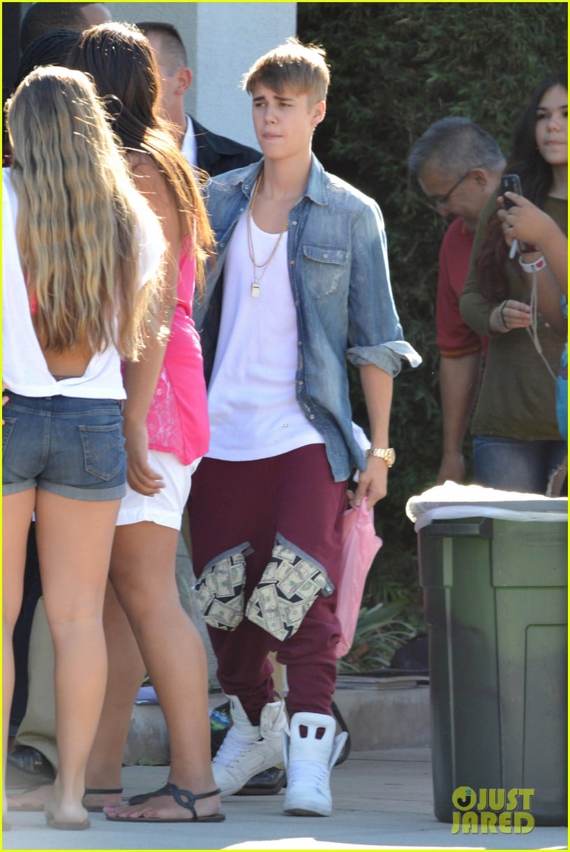 Justin Bieber&rsquo;s Pockets Overflowing With Money: Photo 2712680 | Justin