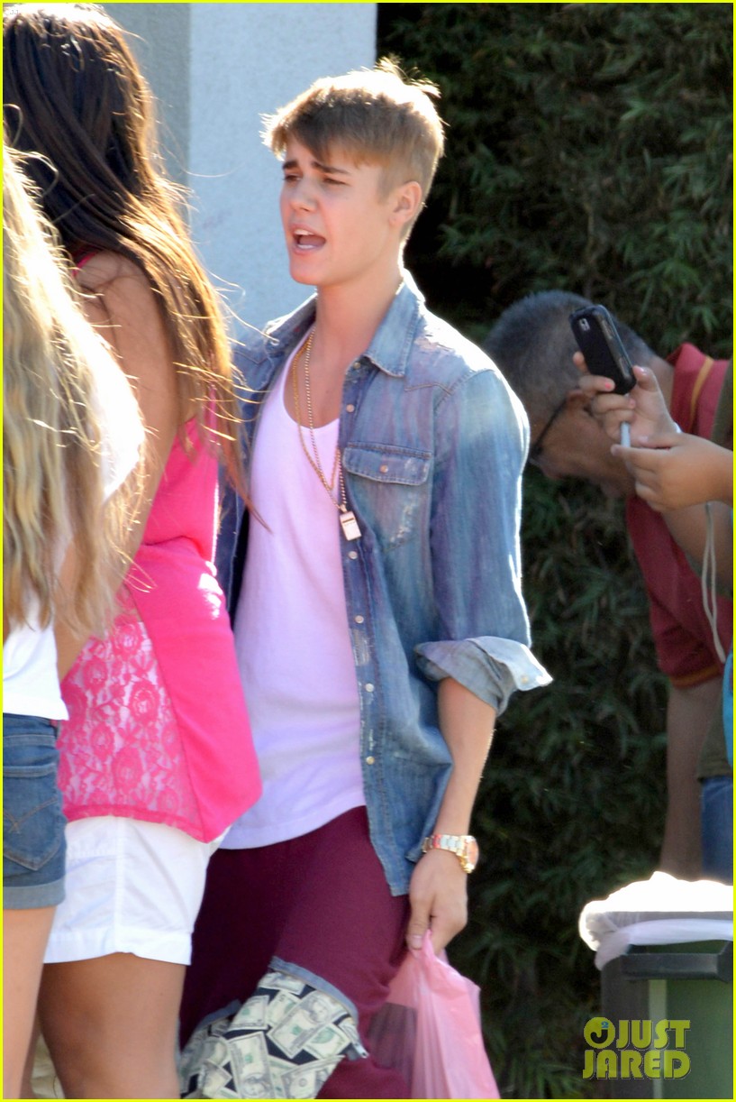 Justin Bieber's Pockets Overflowing With Money Photo 2712682 Justin