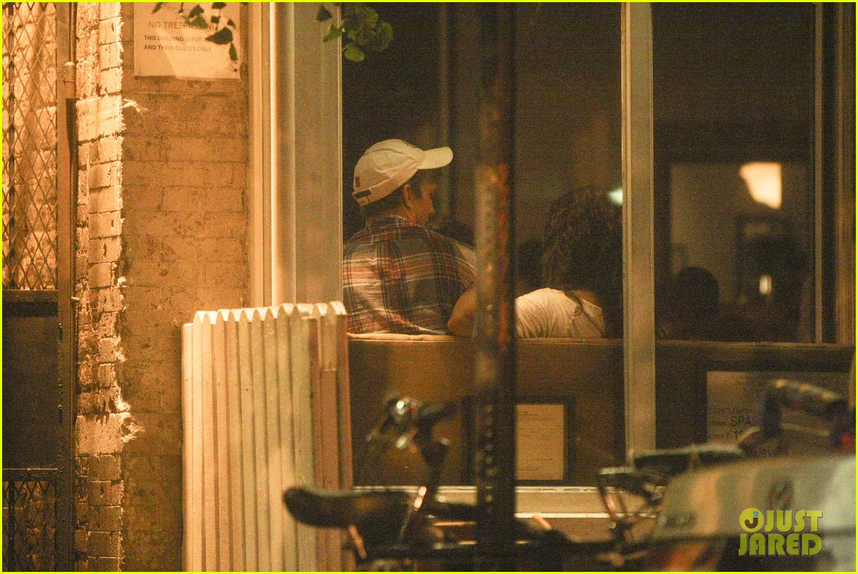 Ashton Kutcher & Mila Kunis Kissing Dinner Date! Photo 2726957