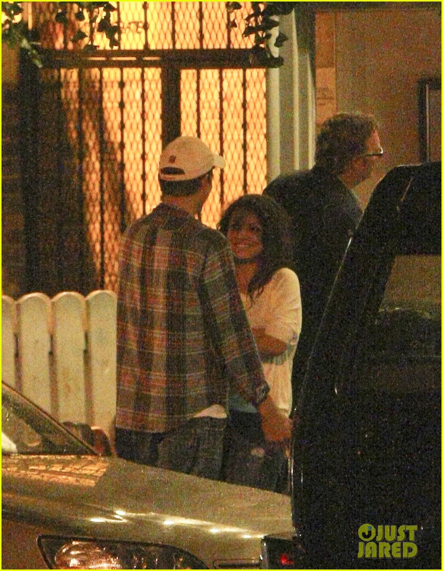 Ashton Kutcher & Mila Kunis Kissing Dinner Date! Photo 2726964(02)
