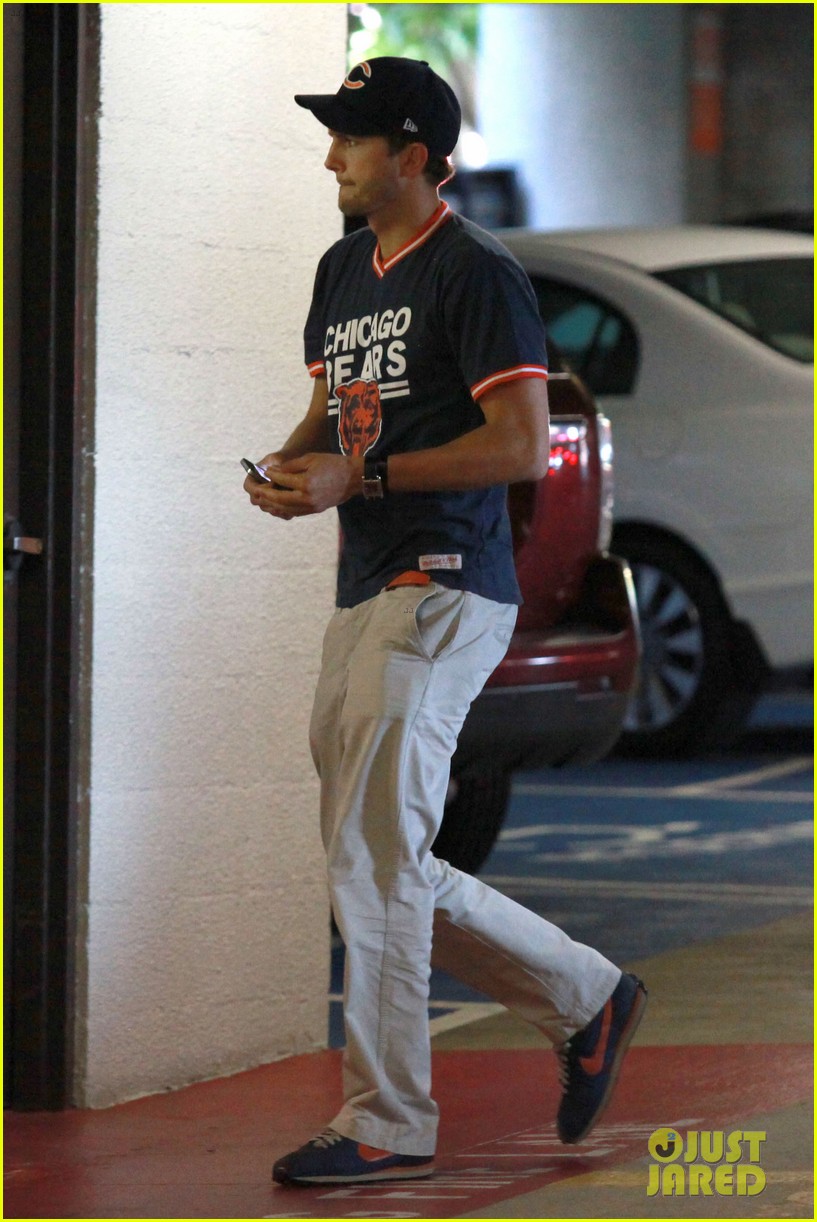 ashton-kutcher-cedar-sinai-medical-center-visit-photo-2714216