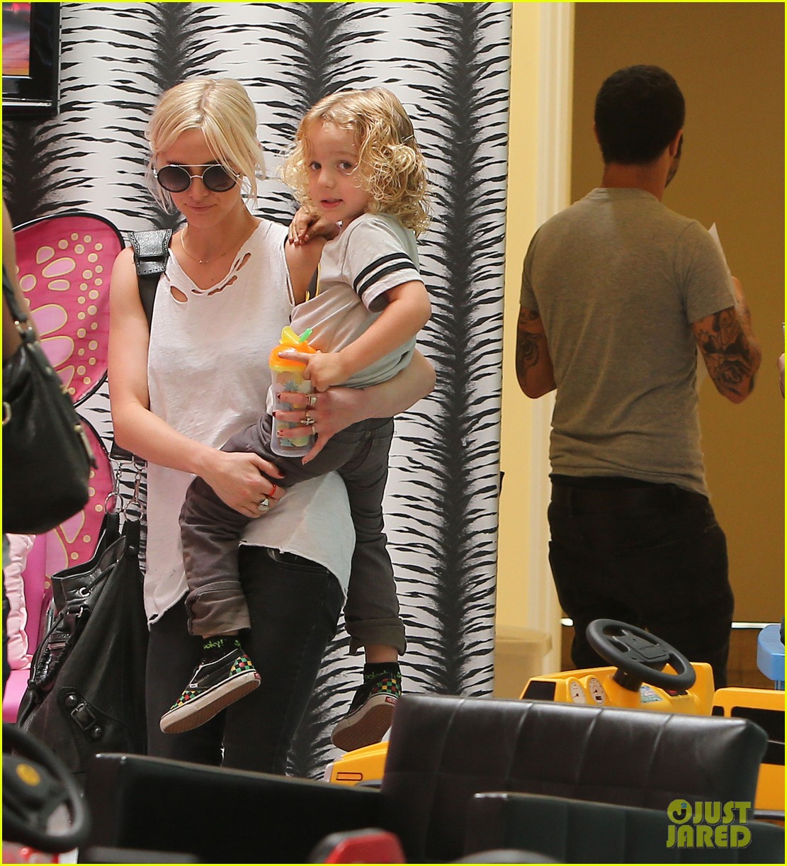 Ashlee Simpson & Pete Wentz Haircut for Bronx! Photo 2722691 Ashlee(02)