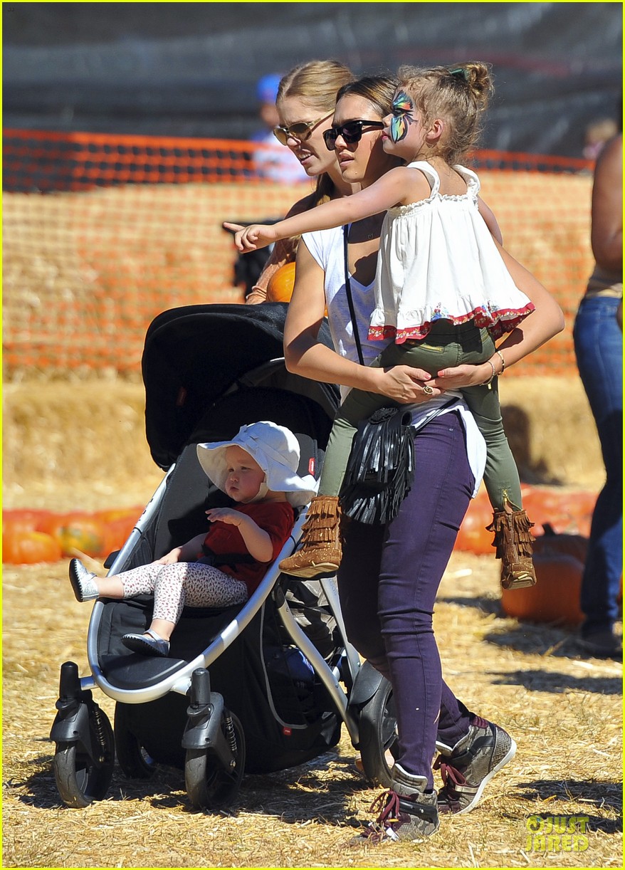 Jessica Alba & Alessandra Ambrosio Mr. Bones Pumpkin Patch Beauties(02)