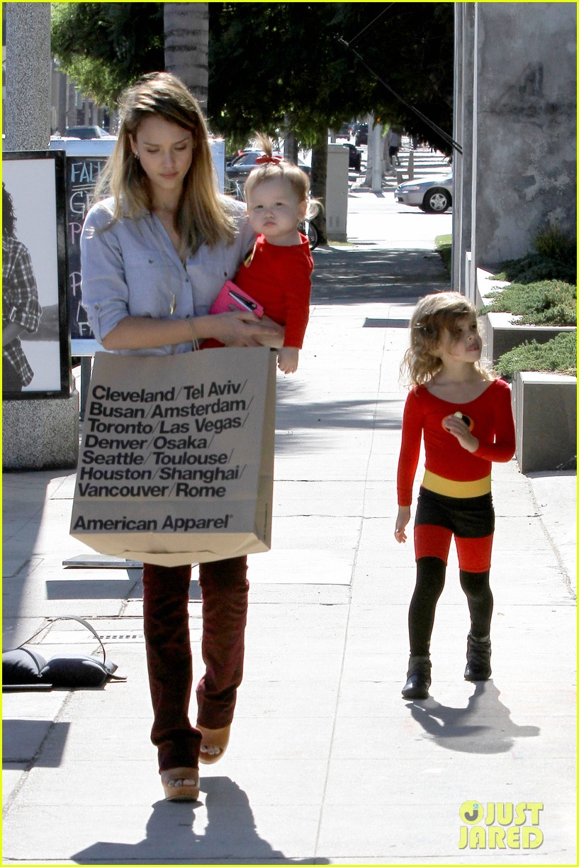 Jessica Alba & Family 'The Incredibles' for Halloween! Photo 2746603