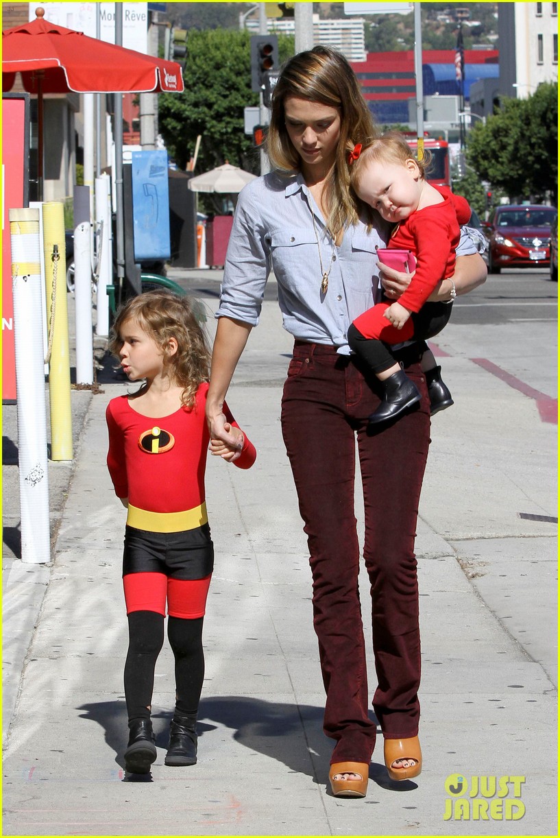 Jessica Alba & Family 'The Incredibles' for Halloween! Photo 2746610