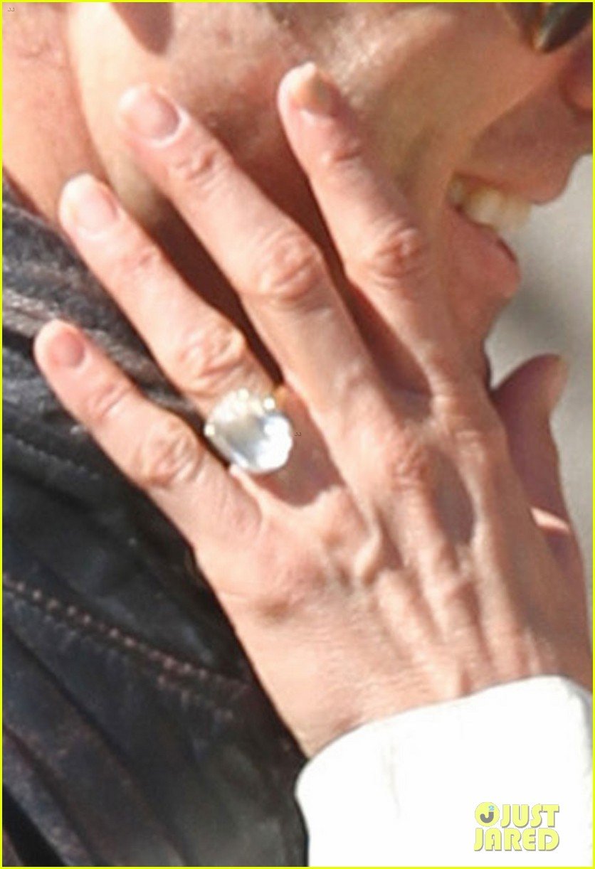 jennifer aniston flashes engagement ring with justin theroux 022734919