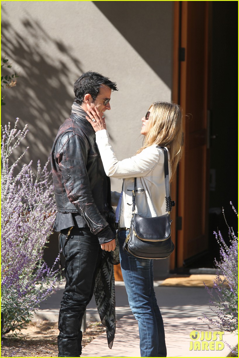 jennifer aniston flashes engagement ring with justin theroux 032734920