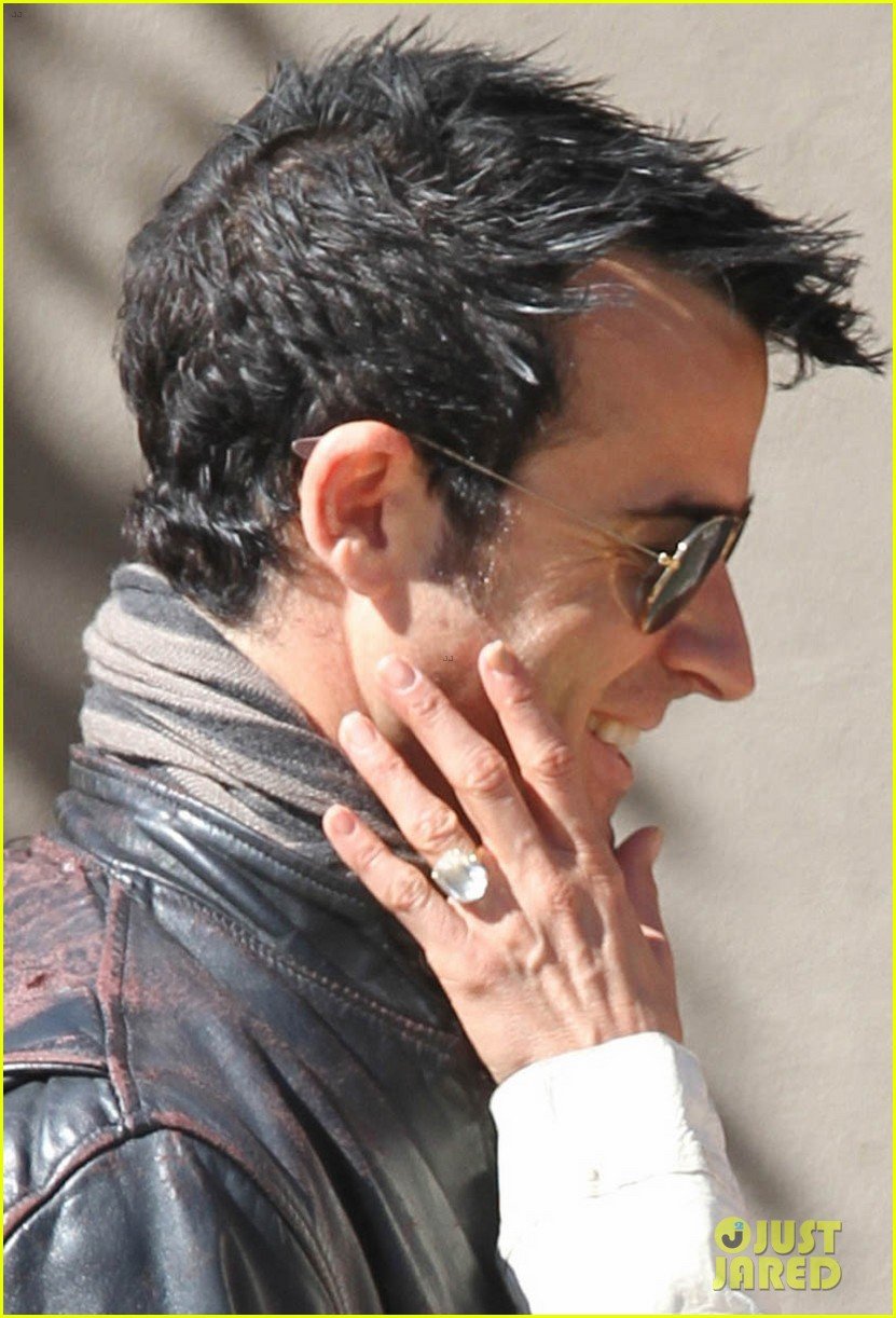 jennifer aniston flashes engagement ring with justin theroux 042734921