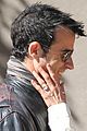jennifer aniston flashes engagement ring with justin theroux 04