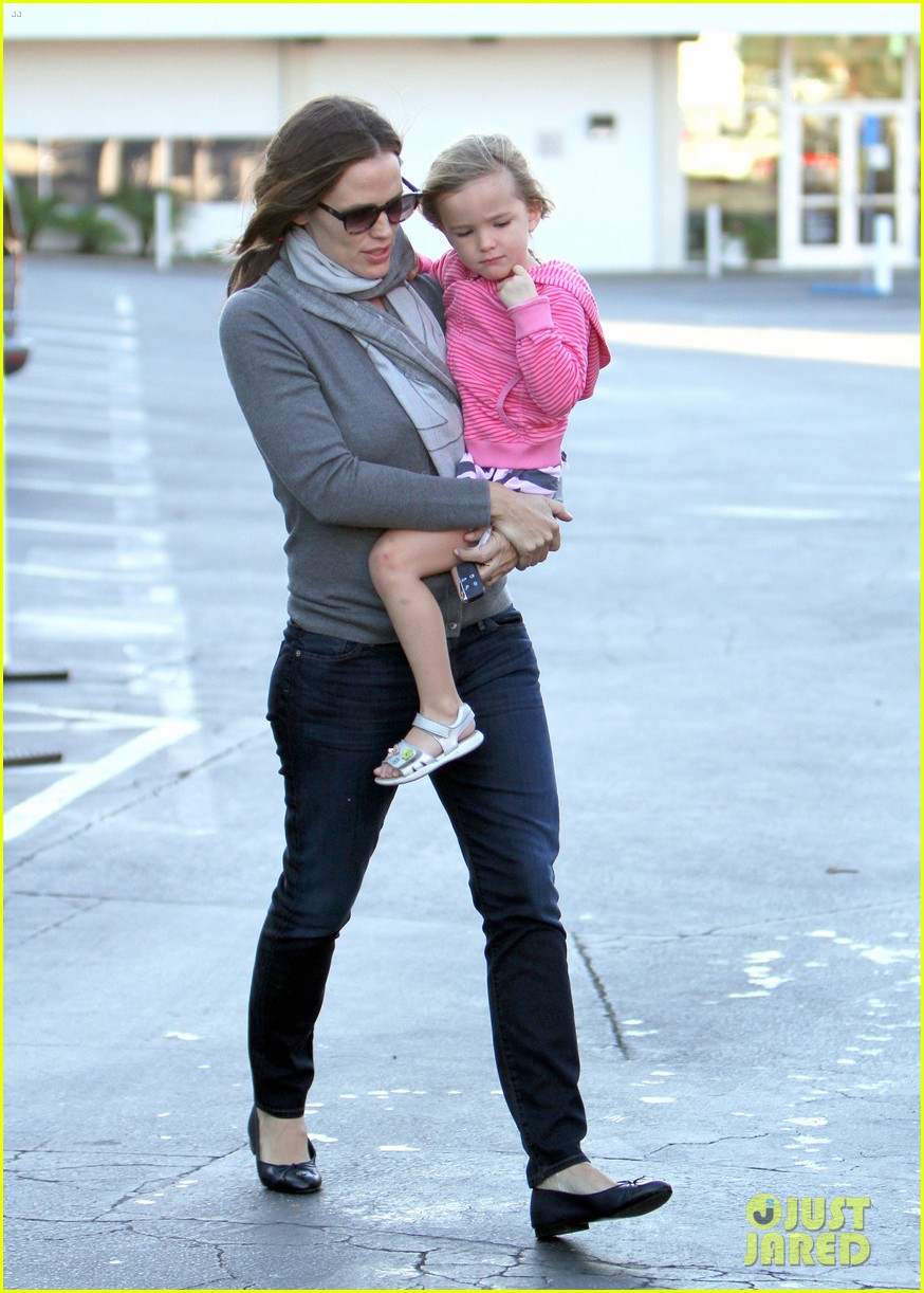 Jennifer Garner: Piggyback Ride for Seraphina!: Photo 2744260 | Ben