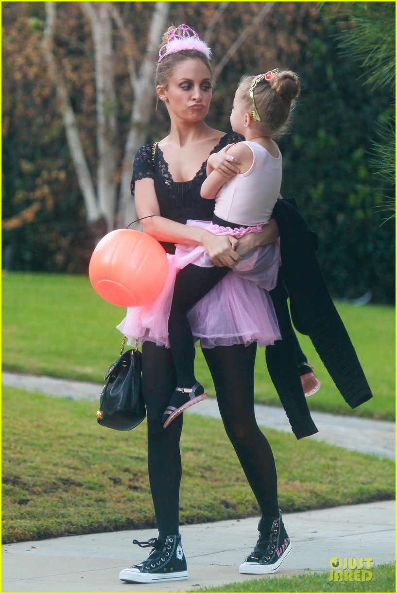 Nicole Richie Halloween Princesses with Harlow! Photo 2749084