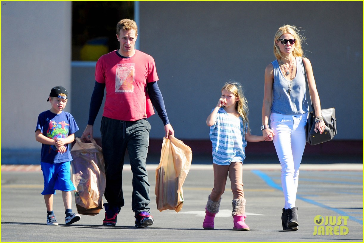 Gwyneth Paltrow & Chris Martin: Toys 'R' Us with the Kids!: Photo ...