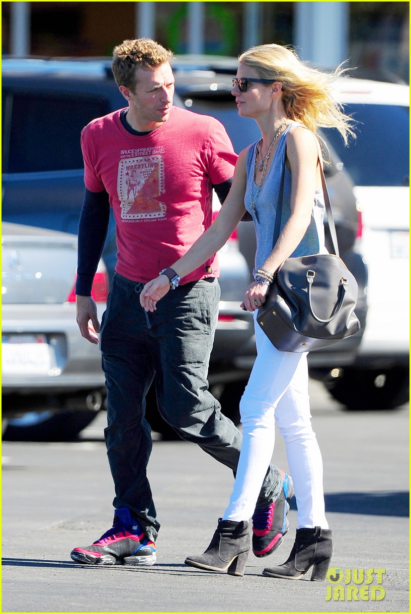 gwyneth paltrow chris martin toys r us with the kids 10