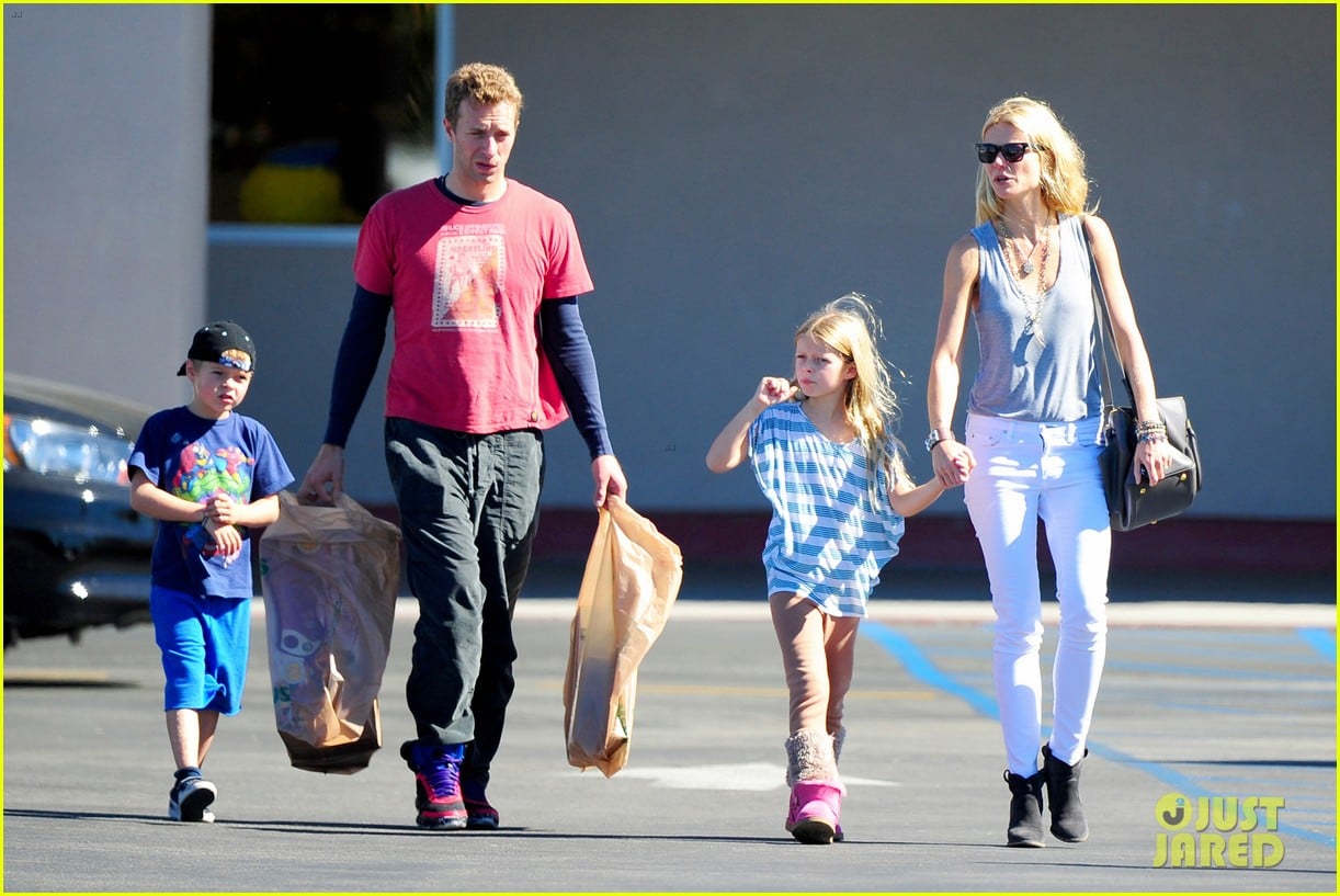 Gwyneth Paltrow & Chris Martin: Toys 'R' Us with the Kids!: Photo ...