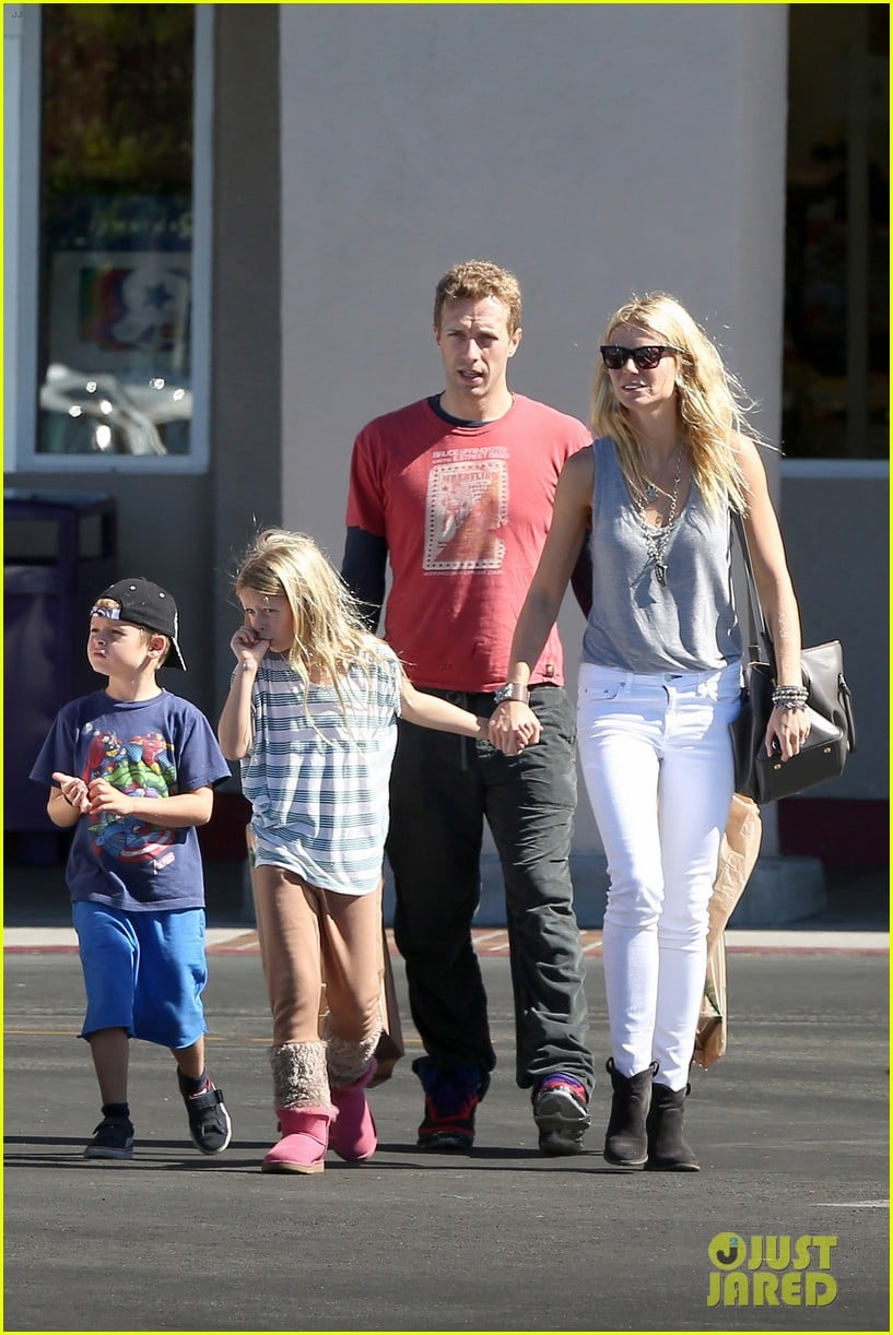 Gwyneth Paltrow & Chris Martin: Toys 'R' Us with the Kids!: Photo ...