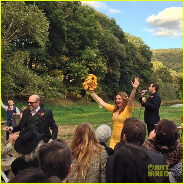 Blake Lively & Ryan Reynolds Attend Amber Tamblyn's Wedding Pictures(00)