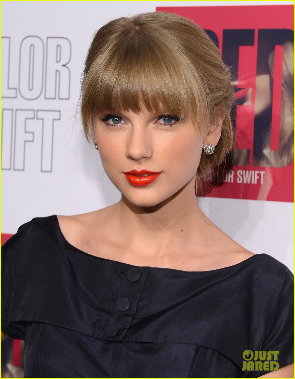 Taylor Swift 'Red' Deluxe Edition CD Launch Party! Photo 2742840