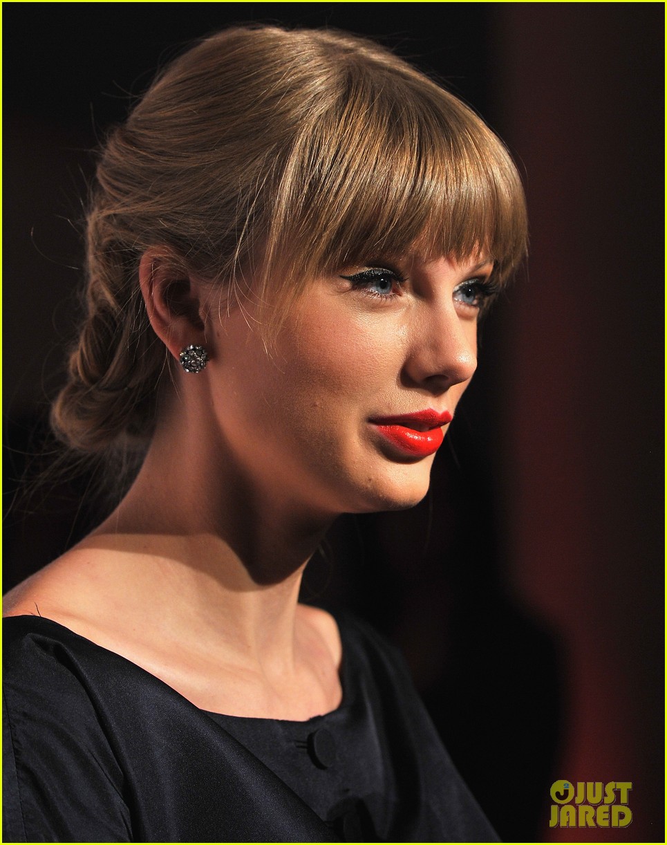 Taylor Swift 'Red' Deluxe Edition CD Launch Party! Photo 2742843