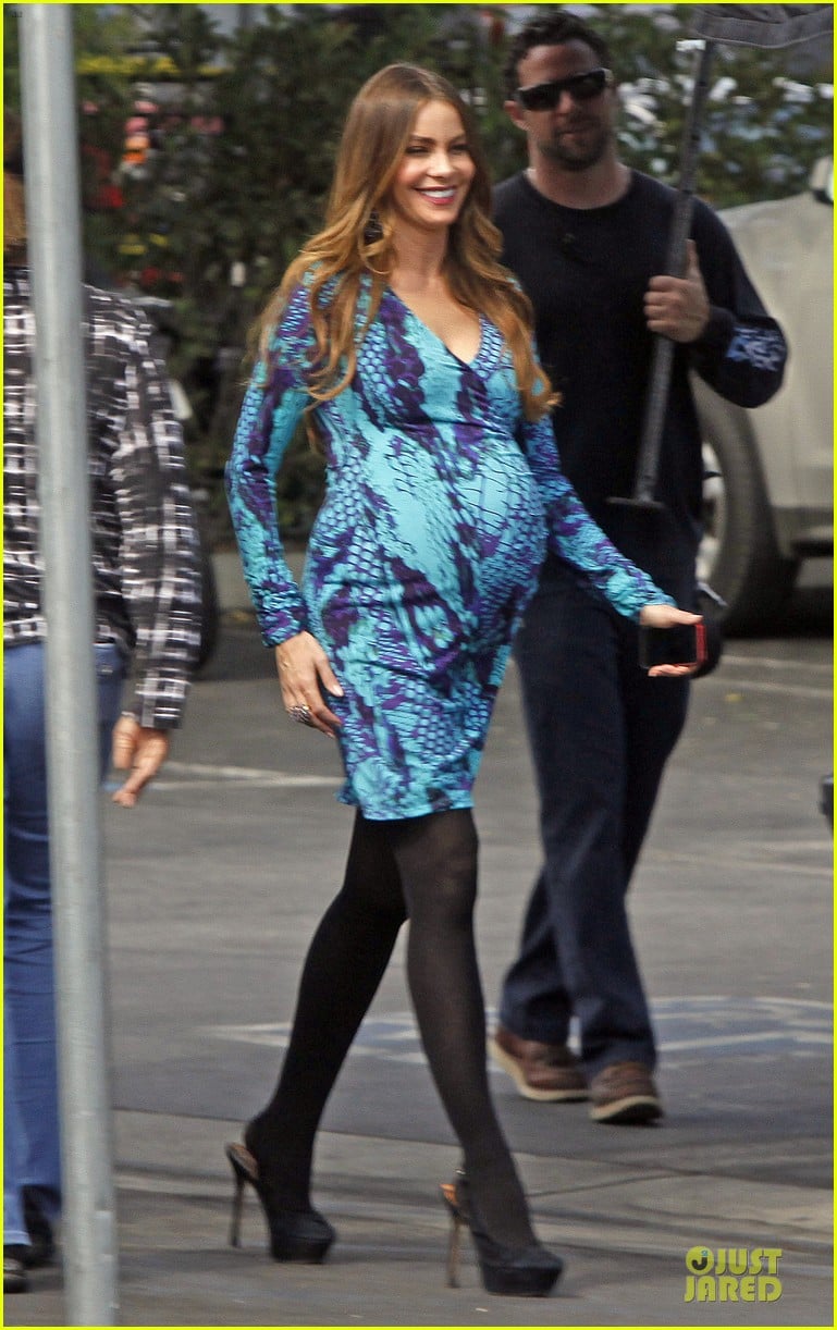 Photo: sofia vergara fake baby bump on modern family set 28 | Photo